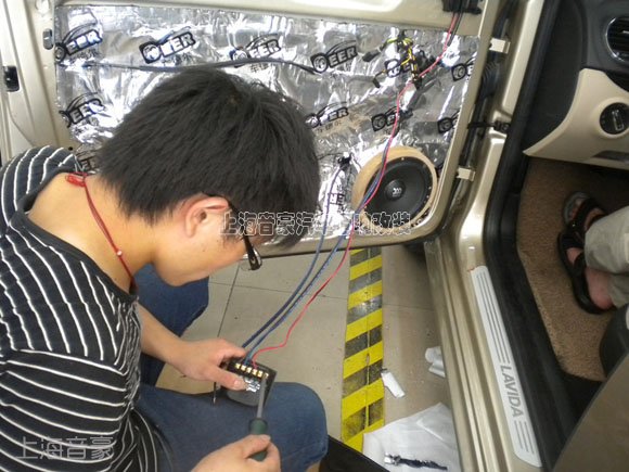 改装配置: 音源:原车主机 前门喇叭:以色列摩雷玛仕舞两分频套装喇叭 后门喇叭:雷贝琴RCX6A同轴喇叭 车门隔音:车德尔顶级汽车隔音材料 三层隔音 整体风格:流行音乐、抒情人声 兼容DJ舞曲(如果加装超低音单元效果更佳!)